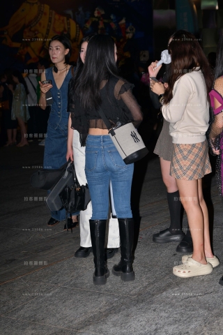 牛仔裤长靴美眉