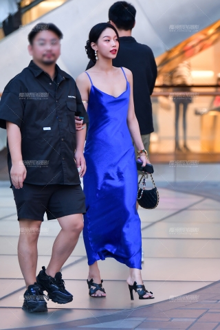 ★婀娜紫色绸缎长裙美女