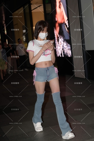 这牛仔裤穿法很新颖啊