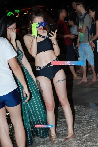 【视觉冲击赛帖】夜闪水上乐园，爱玩自拍的迷人妹子