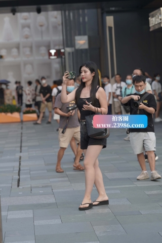 街拍美腿性感宝妈