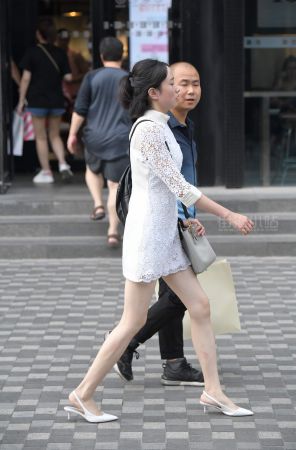 街拍白裙白高跟美女