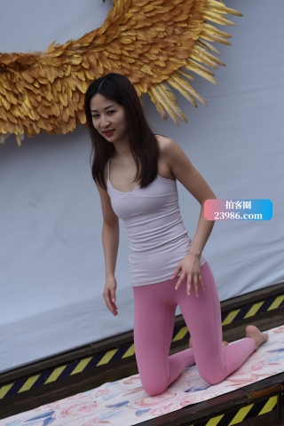粉色瑜伽裤美女姐姐