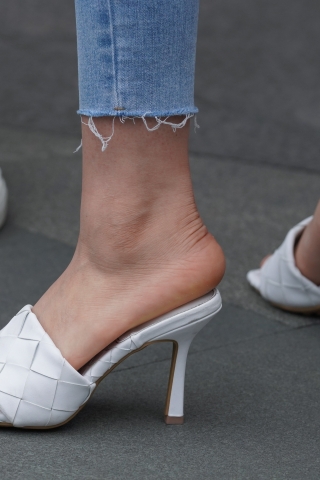 苗条牛仔裤美眉