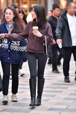 ★苗条黑紧身裤美女（城市版）