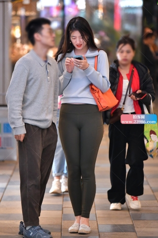 ★高挑绿色紧身裤美女