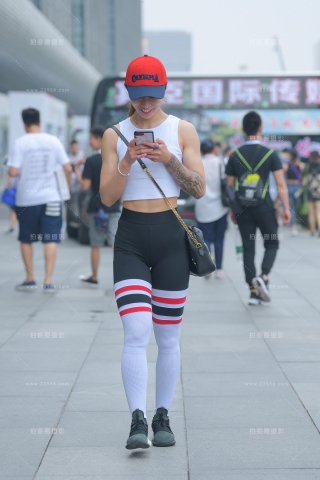 【街拍之魂赛帖】玩手机的紧身**