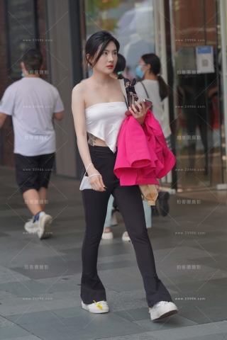街拍抹胸衣黑色长裤小姐姐