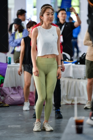 ★运动嫩绿紧身裤美女