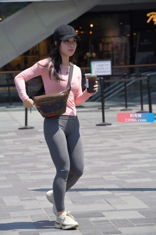 粉色T恤小姐姐颜值相当高~