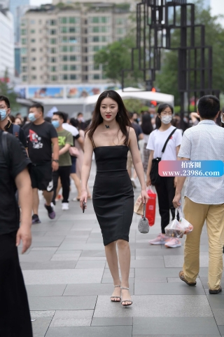 街拍元气满满的黑色吊带裙小姐姐