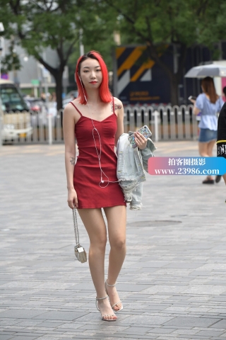 街拍红色吊带裙酒红色头发美女