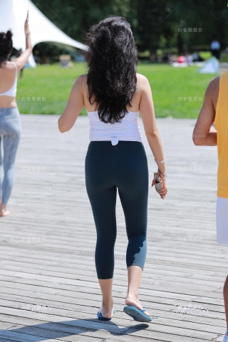 第1532篇★酷酷的紧身美女★