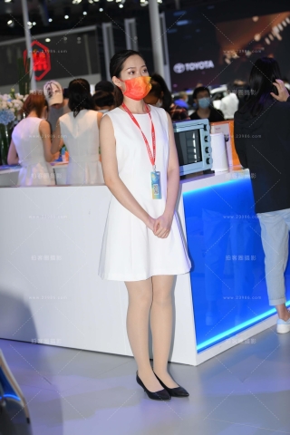 成熟优雅的白裙礼仪咨客