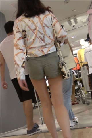 4K - 性感热裤大长腿气质街拍美女陪闺蜜逛商场 [479 MB]（视频版）