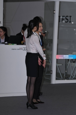 黑丝、白衬衫工装美眉