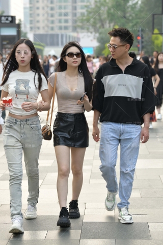 街拍气质，高颜值的皮短裙美女