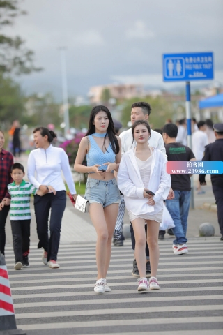 高挑苗条小蛮腰短牛姑娘