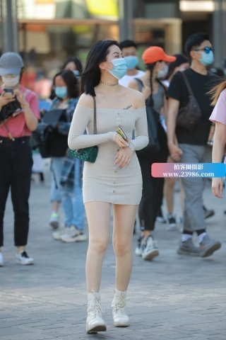 街拍露肩紧身包臀裙美眉