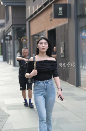 街拍露肩装大长腿牛仔美女