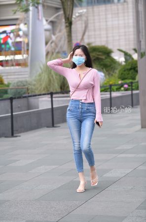 街拍粉色衣服铅笔牛仔裤妹纸
