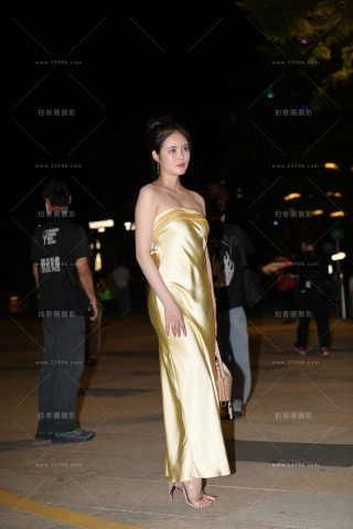 金色抹胸长裙美姐