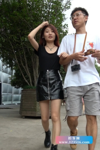 4k - 漂亮的皮短裙小姐姐，黑色T恤 [1.56 GB/MP4]（视频版）