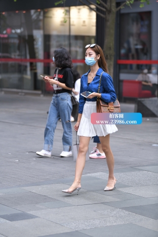 街拍白短裙美腿MM