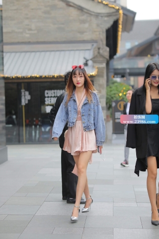 街拍银白色高跟时尚美女