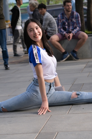 蓝色牛仔裤美女