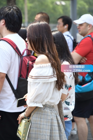 街拍高跟短裙丝袜美女