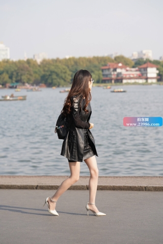 皮衣高跟鞋美女