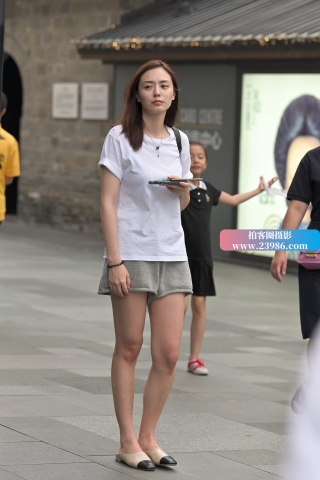 漂亮的白T恤小姐姐