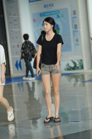 穿拖鞋的热裤女孩