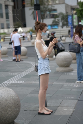 街拍苗条的热裤小妹