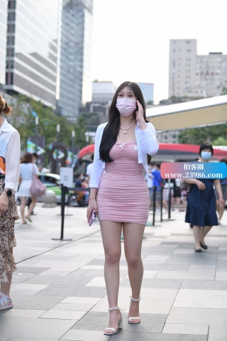 街拍粉色裙性感美女