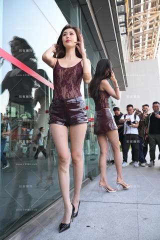 大长腿皮短热裤高跟美女