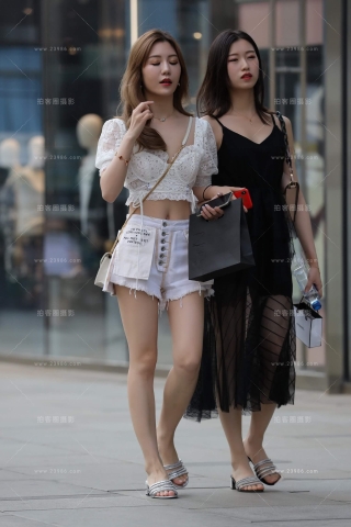街拍白短热裤小姐姐