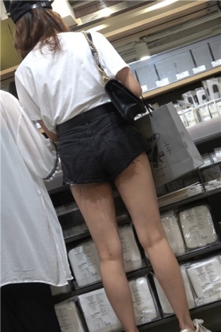 4k-天生丽质气质非凡的热裤鸭舌帽街拍美女 [673 MB]（视频版）