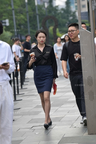 街拍超薄咖丝工装美女