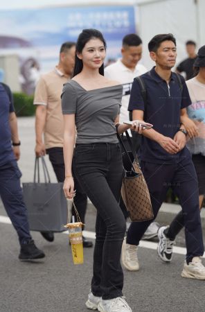 街拍灰色牛仔裤美女