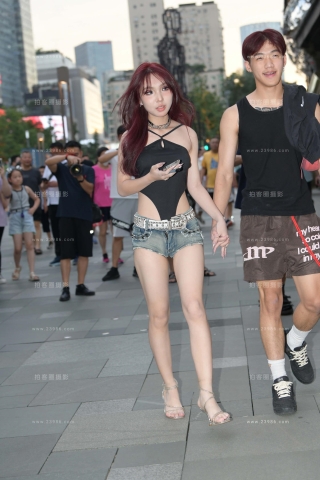 偶遇性感内高叉热裤女友 【图片➕视频】