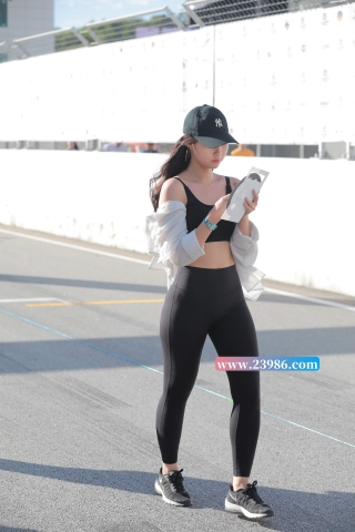 街拍运动紧身裤少女