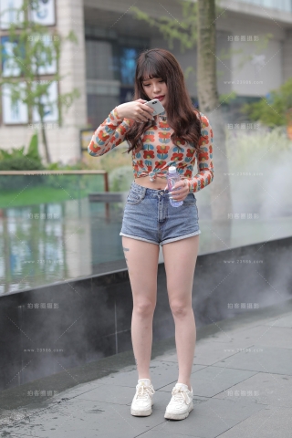 【凯恩赛贴】活泼调皮的热裤美眉