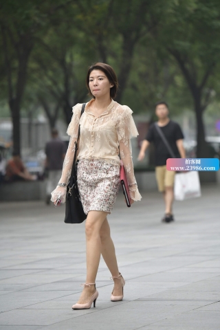 街拍干练的短发美姐