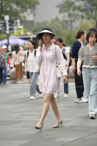 街拍打电话的丝腿高跟美眉
