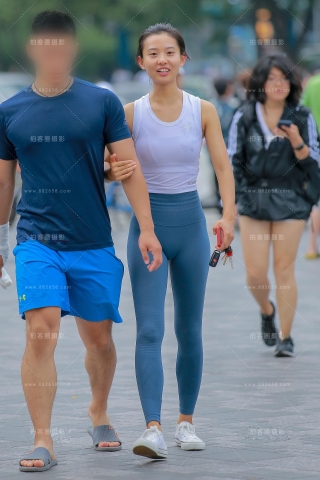 深蓝瑜伽服小妹