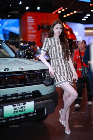 20250426车展上的长发美女（book）