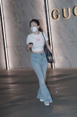 抓拍牛仔裤姐姐