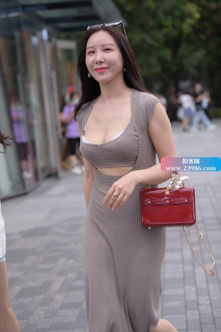 街拍性感低胸装美女